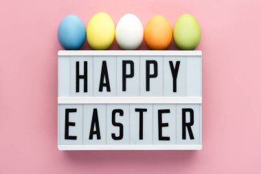 Pembe arka planda mutlu paskalyalar diliyoruz.