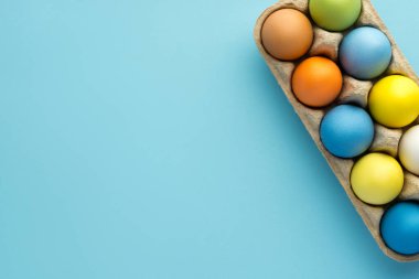Mavi arka planda boyanmış paskalya yumurtaları