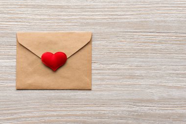 Kalpli zarf, arka plan üst görünümü. Sevgililer Günü. 14 Şubat.