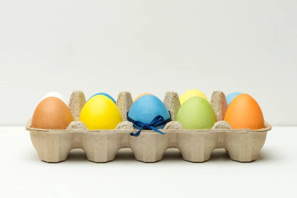 Ovos Páscoa Pintados Caixa Fundo Madeira Branca — Fotografia de Stock