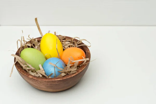 Œufs Pâques Peints Dans Une Assiette Ronde Bois Sur Fond — Photo