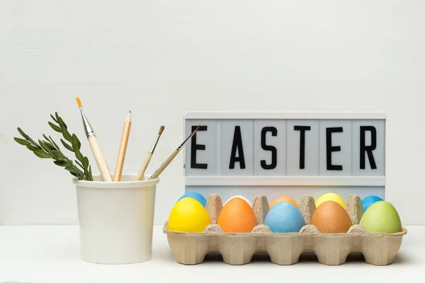 Malované Velikonoční Vajíčka Krabici Dřevěném Pozadí Zavřít Pohled — Stock fotografie