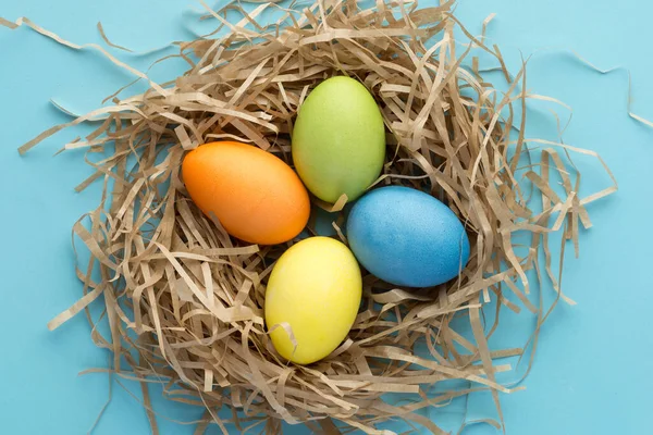 Malované Velikonoční Vajíčka Hnízdě Modré Pozadí — Stock fotografie