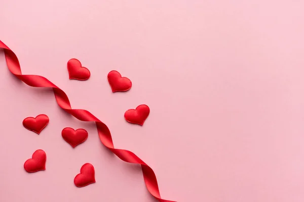 Красные Сердца Лента Розовом Фоне Вид Сверху Концепция Дня Святого Стоковое Фото