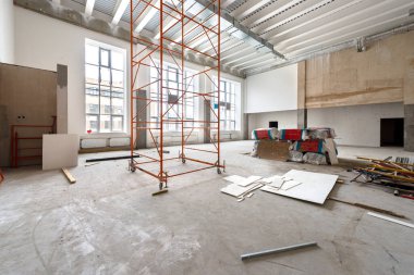 Parlak geniş apartman odasında malzeme ve aletlerin bulunduğu inşaat alanı