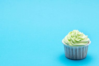 Parlak mavi arka planda dekorasyonsuz naneli kek. Metin için boşluk ile yatay