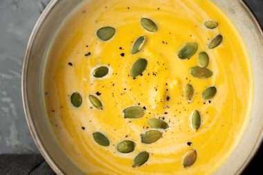 Kabak çorbasının, tohumları ve baharatları derin kasede hazır görüntüsünü yakın. Makro