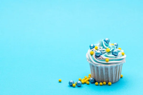 Bolo Azul Decorado Com Bolas Doces Fundo Azul Brilhante Horizontal — Fotografia de Stock