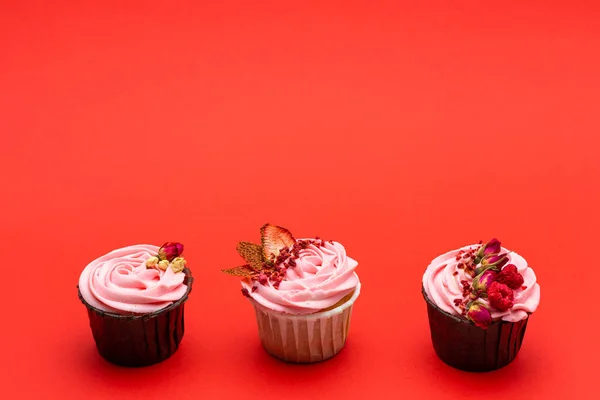 Cupcakes Diferentes Decorados Estilo Moderno Com Bagas Sublementadas Botões Flores — Fotografia de Stock