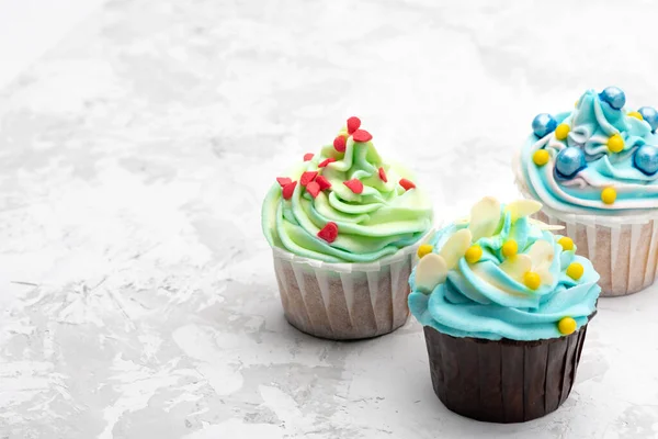 Coloridos Cupcakes Decorados Con Caramelos Caramelo Sobre Una Mesa Gris —  Fotos de Stock