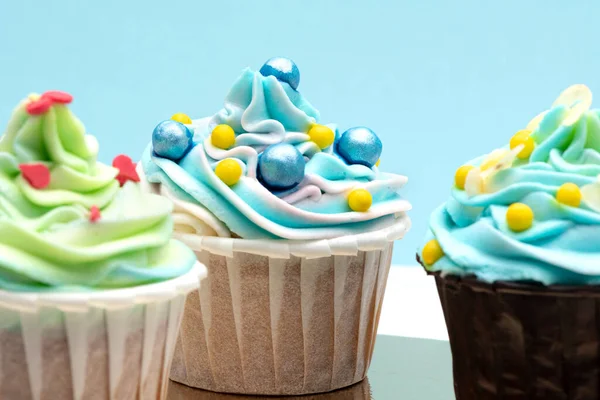 Cupcakes Coloridos Decorados Com Doces Caramelo Sobre Fundo Azul Visão — Fotografia de Stock