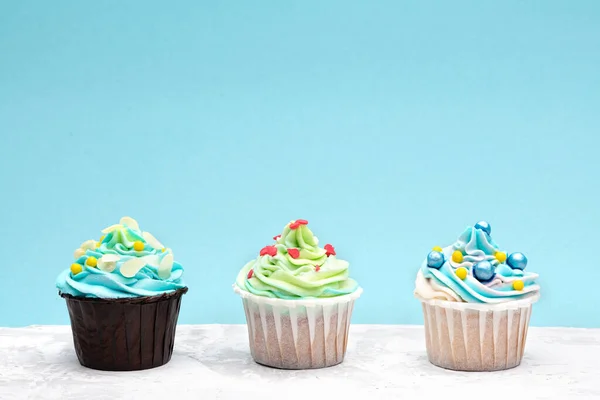 Cupcakes Coloridos Decorados Com Doces Caramelo Sobre Fundo Azul Horizontal — Fotografia de Stock