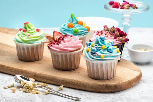 Cupcakes Coloridos Com Decoração Moderna Diferente Tábua Madeira Com Colher — Fotografia de Stock