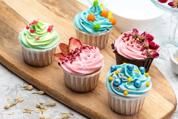 Cupcakes Coloridos Com Decoração Moderna Diferente Placa Madeira Com Ingredientes — Fotografia de Stock