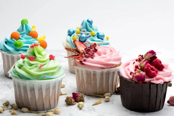Cupcakes Coloridos Com Decoração Moderna Diferente Fundo Cinza Claro — Fotografia de Stock