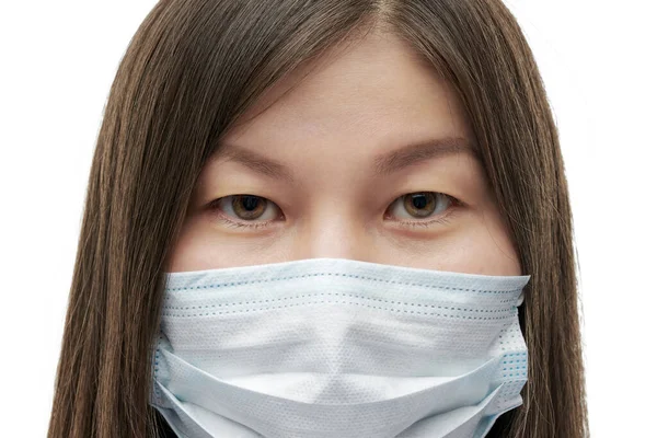 Лицо Азиатской Молодой Девушки Медицинской Маске Голубых Перчатках Белом Фоне — стоковое фото