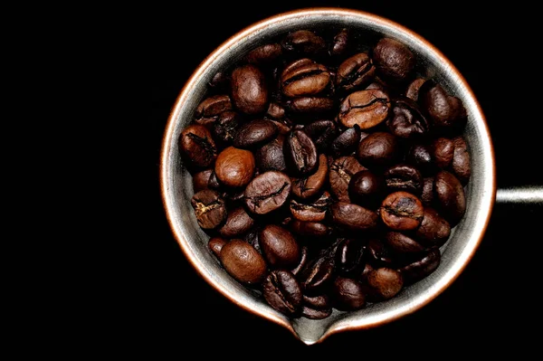 Granos Café Tostados Cezve Sobre Fondo Negro — Foto de Stock