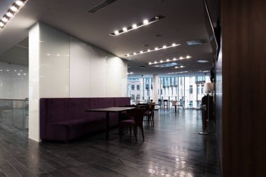 Beyaz duvar ile boş kafe