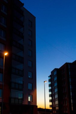 Günbatımı boş sokakta