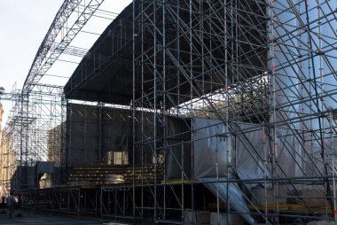 İskele üstünde sahne kurmak