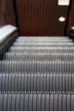 Shoping alışveriş merkezinde yürüyen merdiven yakın çekim