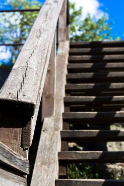 Ahşap merdiven yükselir