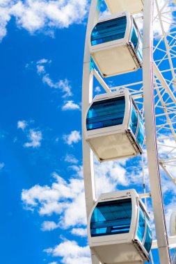 Mavi gökyüzü ile dönme dolap