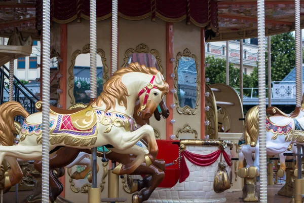 Karusell Med Hästar Nöjesparken — Stockfoto