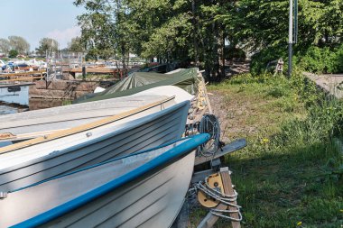 Limandaki tekneler. Yerde