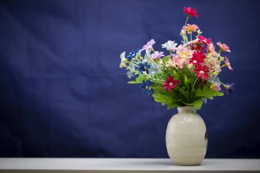 Vazoda bir demet plastik çiçek