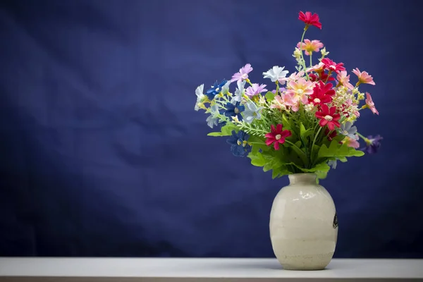 Bouquet Fleurs Plastique Dans Vase Photos De Stock Libres De Droits