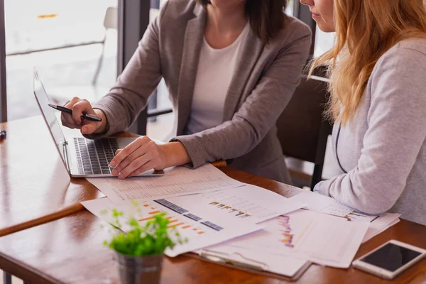 Jeunes Femmes Affaires Travaillant Bureau Avec Ordinateur Portable Images De Stock Libres De Droits