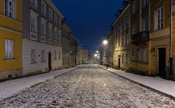 A rua coberta de neve da cidade velha em Varsóvia durante a vitória — Fotografia de Stock