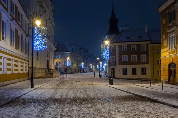 La calle cubierta de nieve de la ciudad vieja de Varsovia durante la victoria — Foto de Stock