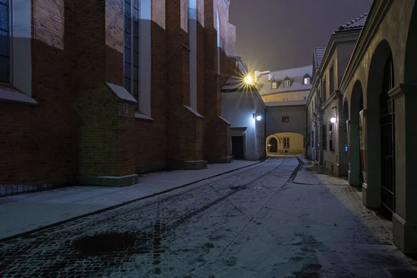 Улица в старом городе Варшавы ночью — стоковое фото