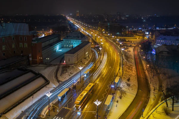 Letecký pohled na město je noční trasy ve Varšavě — Stock fotografie