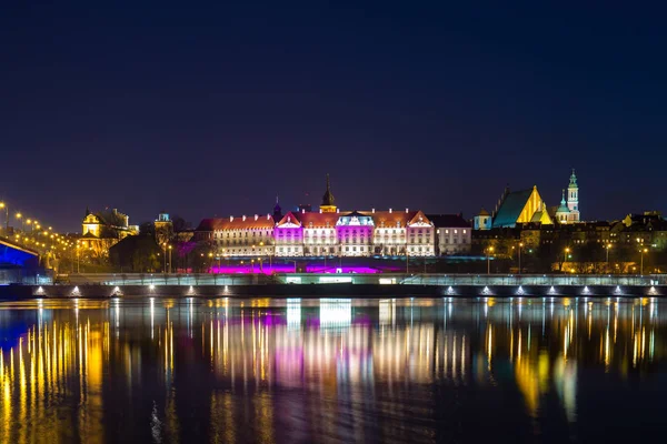 Night view from the Vistula river to the old city in Warsaw — Stock Photo, Image
