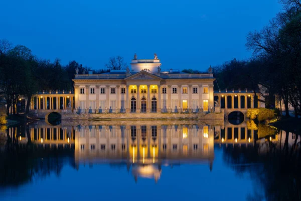 Palais royal sur l'eau dans le parc Lazienki la nuit, Varsovie — Photo