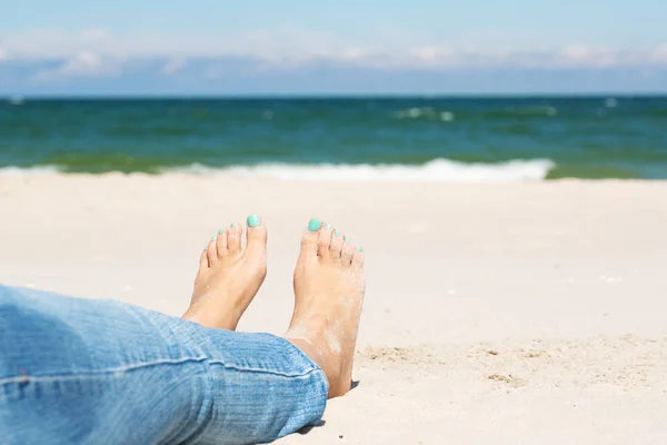 Ноги жінки на піщаному пляжі — стокове фото