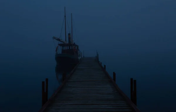 Gece sis saatinde iskelede tekne — Stok fotoğraf