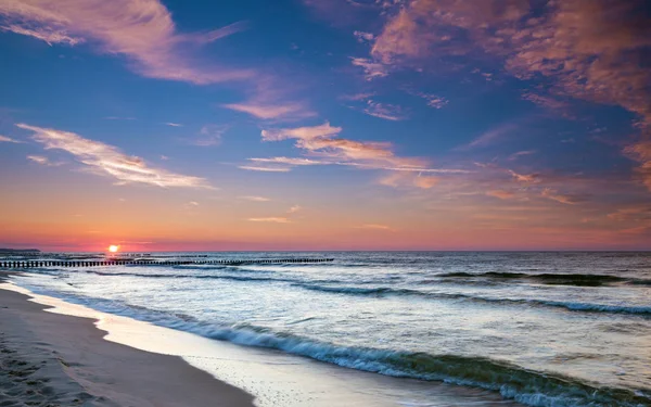 Puesta de sol y cielo dramático sobre el Mar Báltico — Foto de Stock