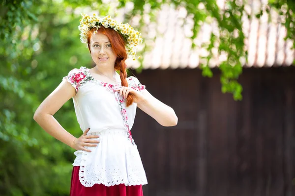 Una ragazza del villaggio in un abito tradizionale — Foto Stock