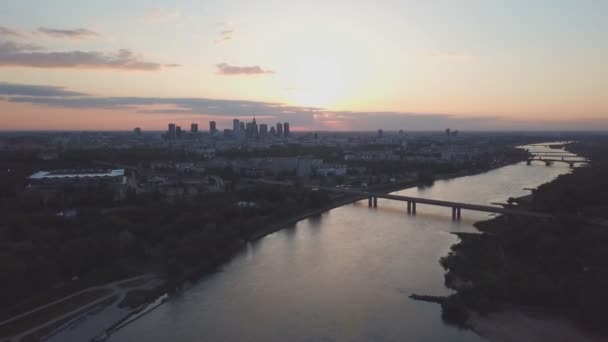 Luchtfoto Van Het Centrum Van Warschau Uitzoomen — Stockvideo