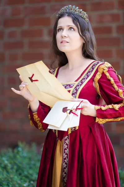 Frau im Renaissance-Kleid liest einen Brief — Stockfoto