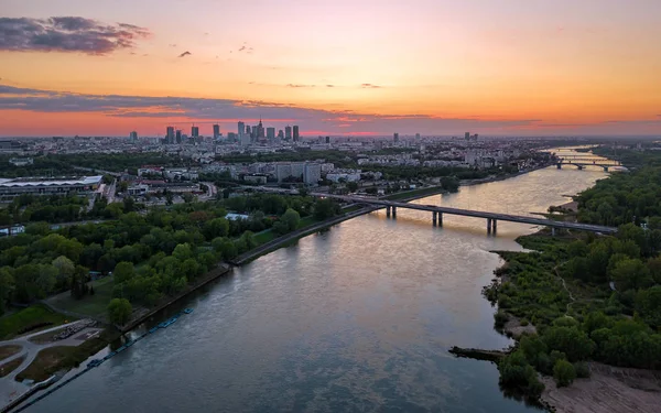 Widok lotniczy Warszawy o zachodzie słońca — Zdjęcie stockowe