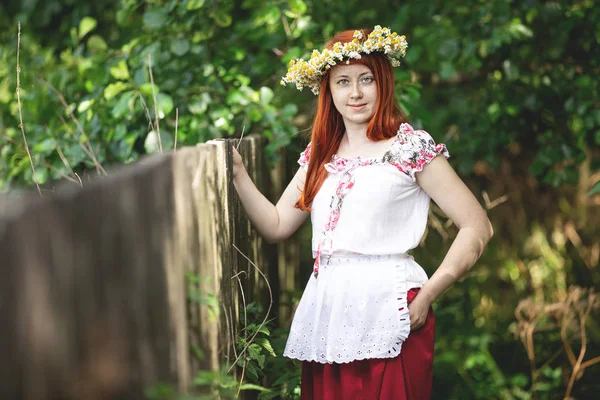 Geleneksel bir kıyafetle kırsal kesimde kızıl saçlı kadın — Stok fotoğraf