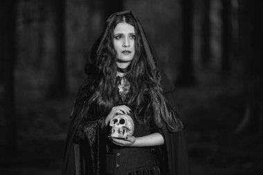 Bir cadı bir kafatası ile portresi