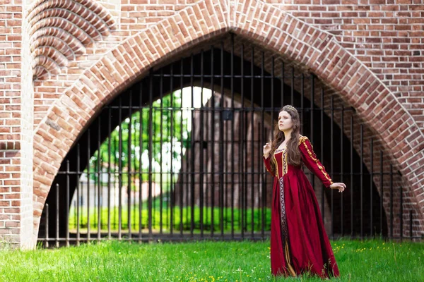 Vrouw in een rode Renaissance jurk — Stockfoto