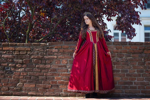 Mulher em um vestido vermelho renascentista — Fotografia de Stock