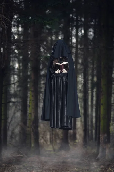 Az erdő lebegő boszorkány — Stock Fotó